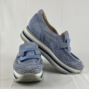 Softwaves arch Support “Cher” shoes in light blue
Size: 36.5 (eu)